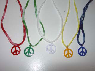 PAINTED PEACE SIGN ON CONFETTIO NECKLACE (COLOR WAR)