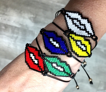 BEADED LIPS PULLTIE BRACELET  (COLOR WAR)